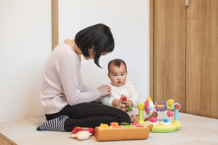 施術中は助産師がお子さんを見守ります